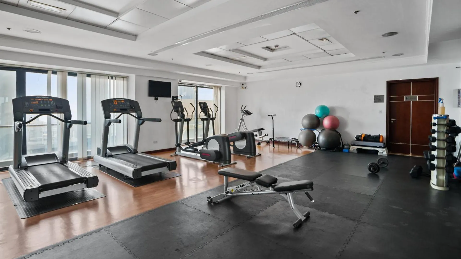 Upscale Studio Apartment In Goldcrest Views Dubai