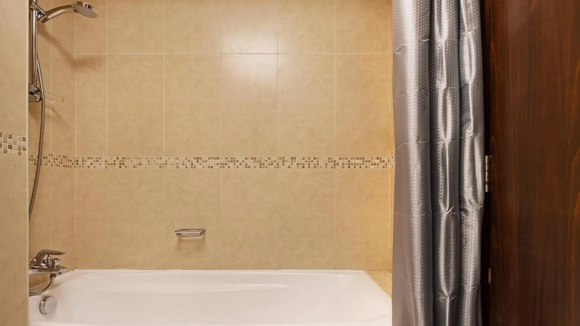Upscale Studio Apartment In Goldcrest Views Dubai