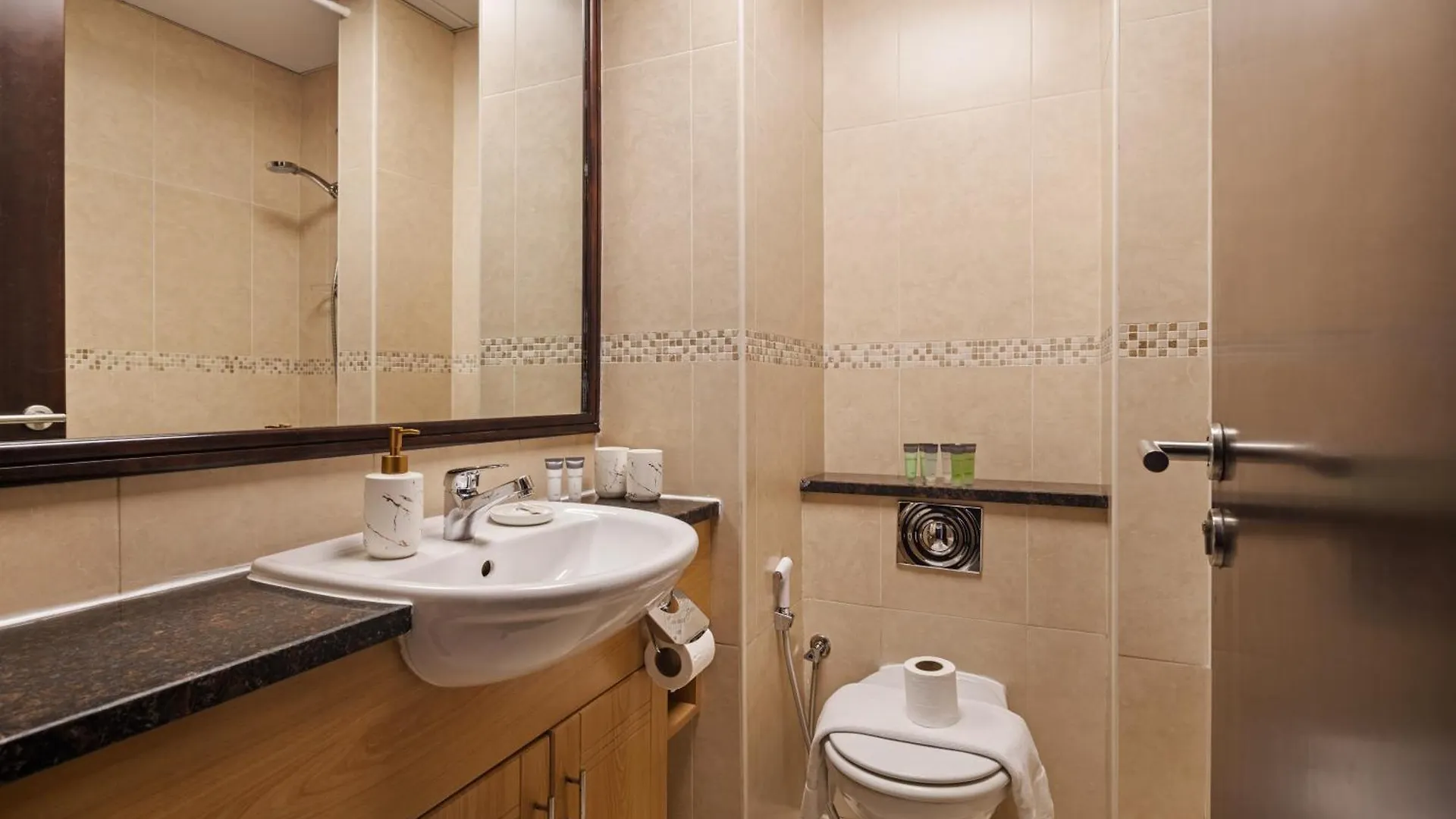 Upscale Studio Apartment In Goldcrest Views Dubai