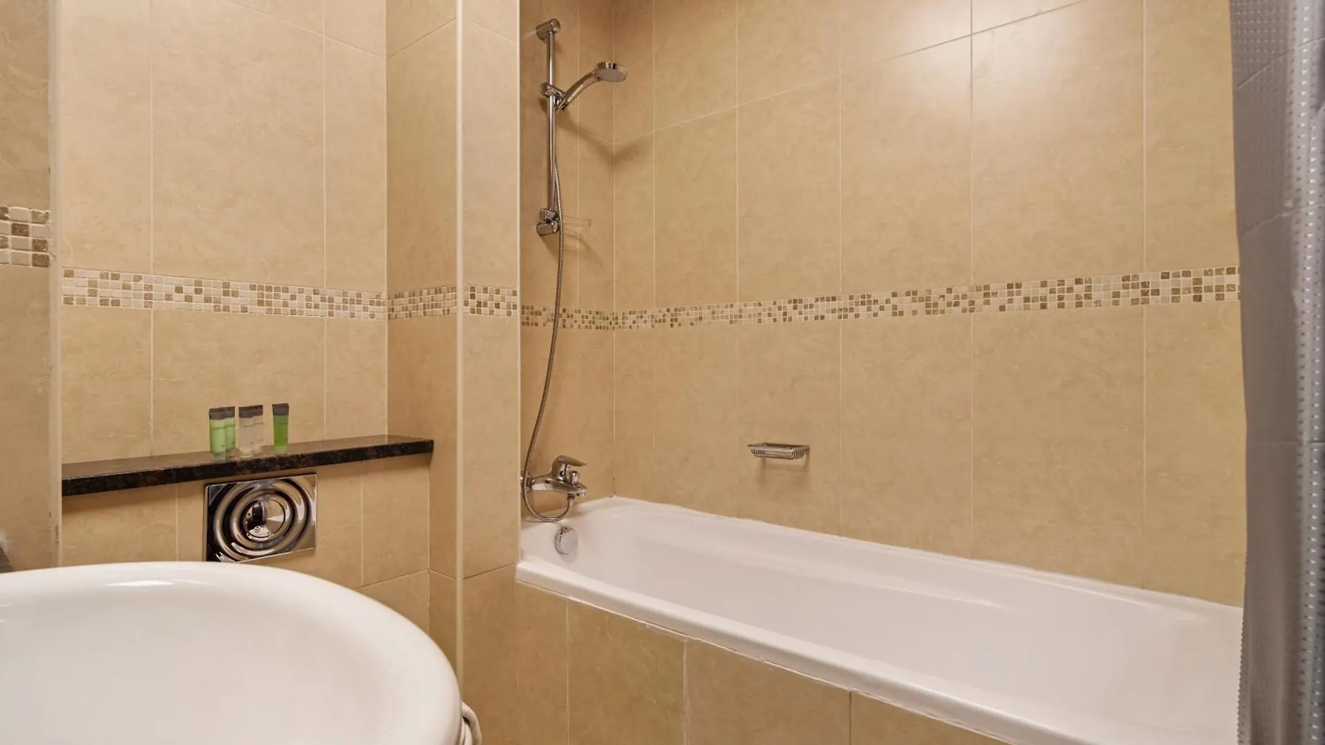 Upscale Studio Apartment In Goldcrest Views Dubai