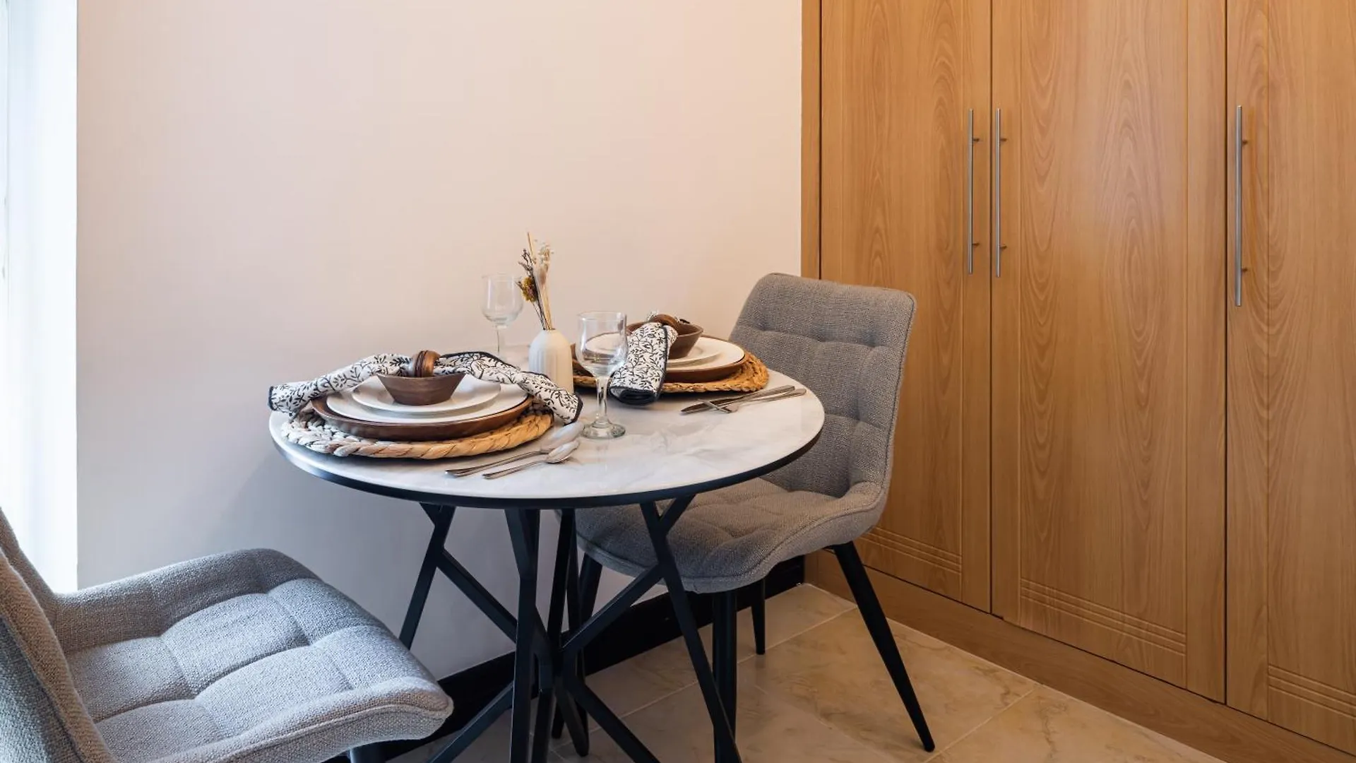 Upscale Studio Apartment In Goldcrest Views Dubai Förenade Arabemiraten