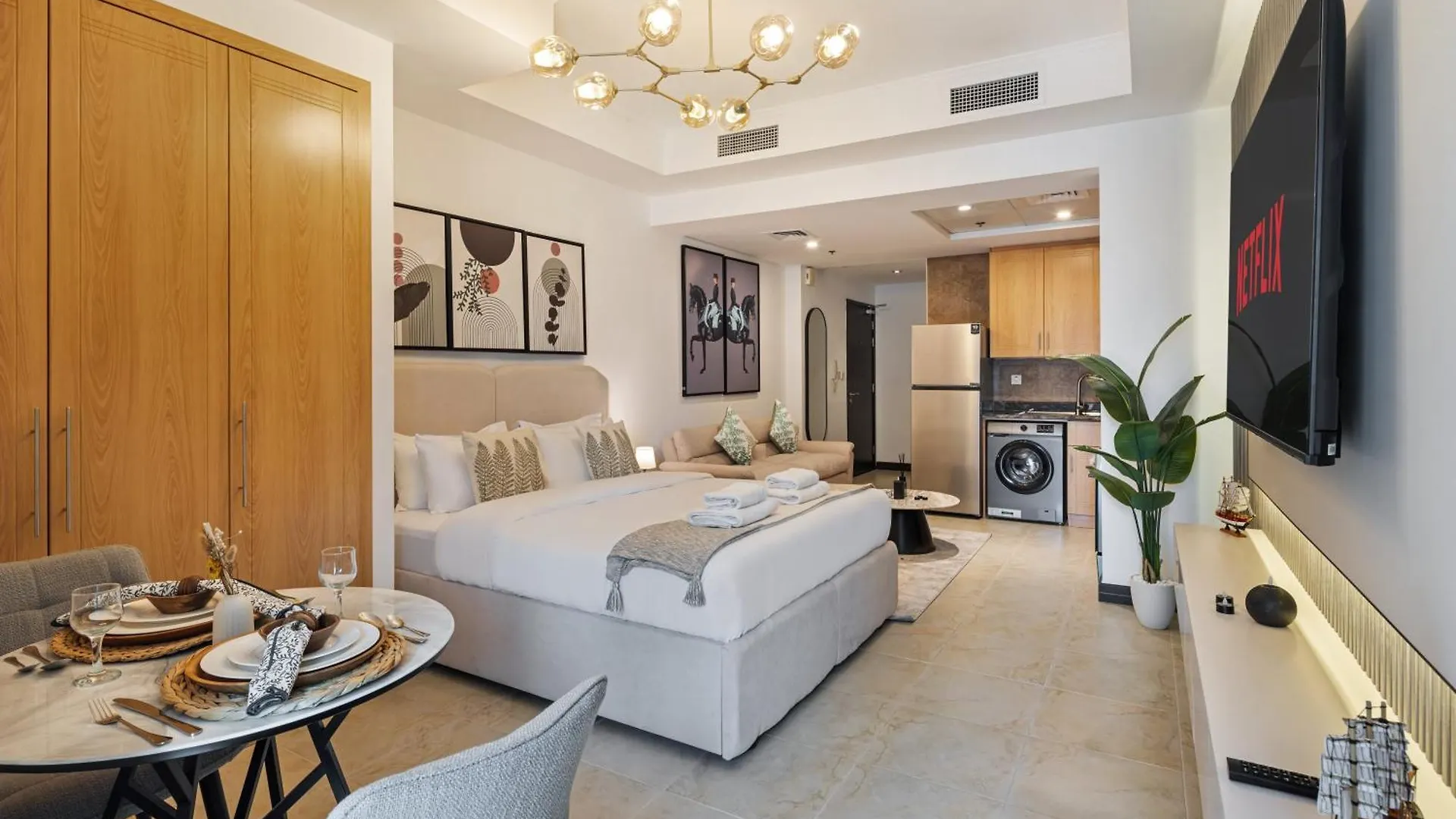 Upscale Studio Apartment In Goldcrest Views Dubai Förenade Arabemiraten